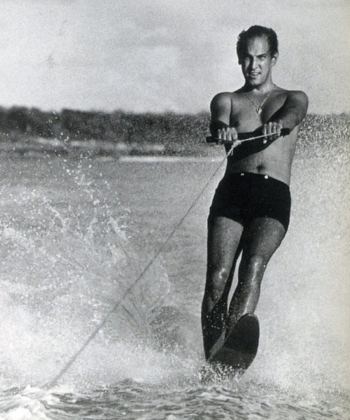 Oscar De La Renta water skiing